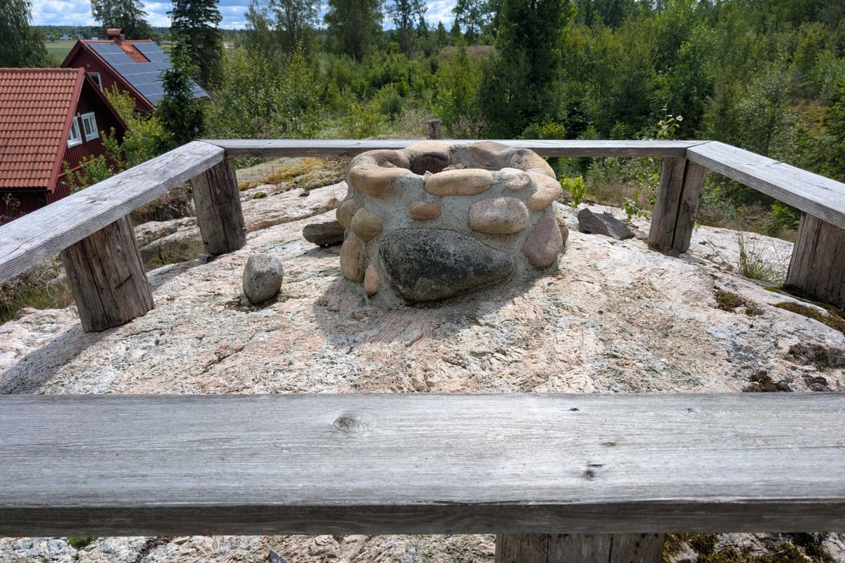 Grillplatsen på Filosofieberget med utsikt över skogen