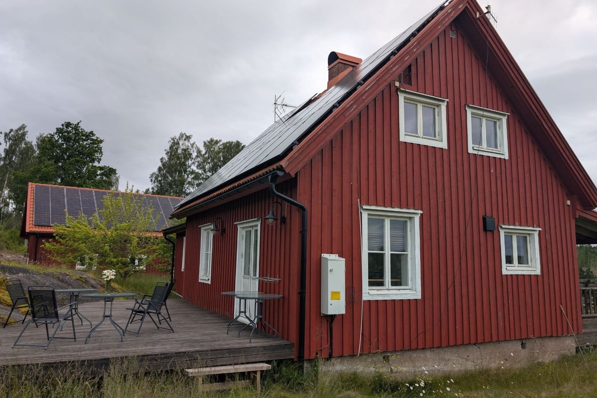 Det röda huset i Väse med uteplats och bord framför