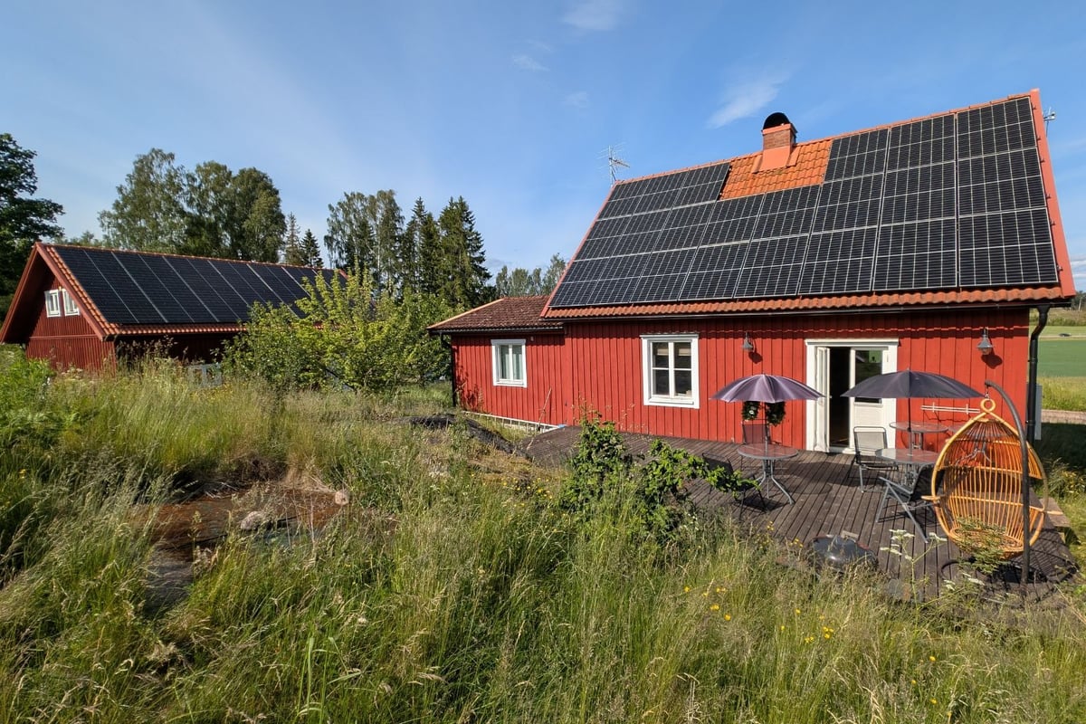 Huset sett från sidan med solceller på taket