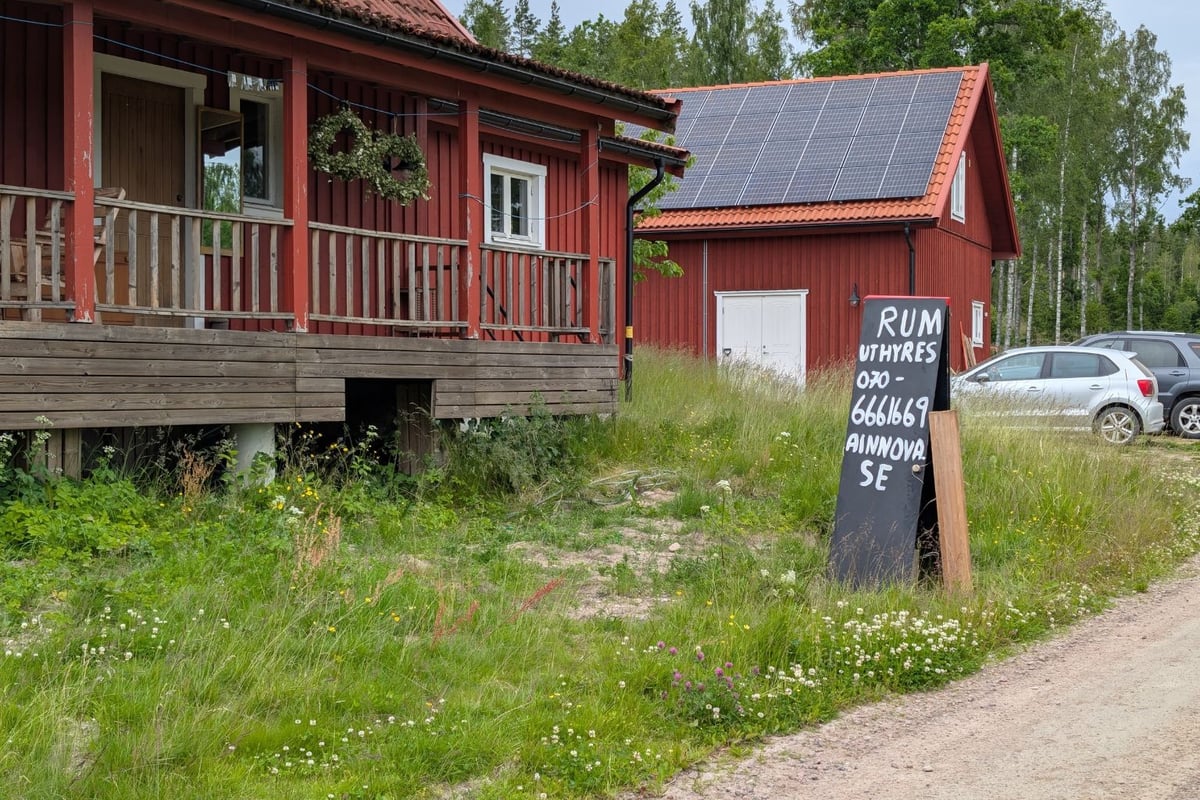 Infarten till gården med skylten Rum uthyres