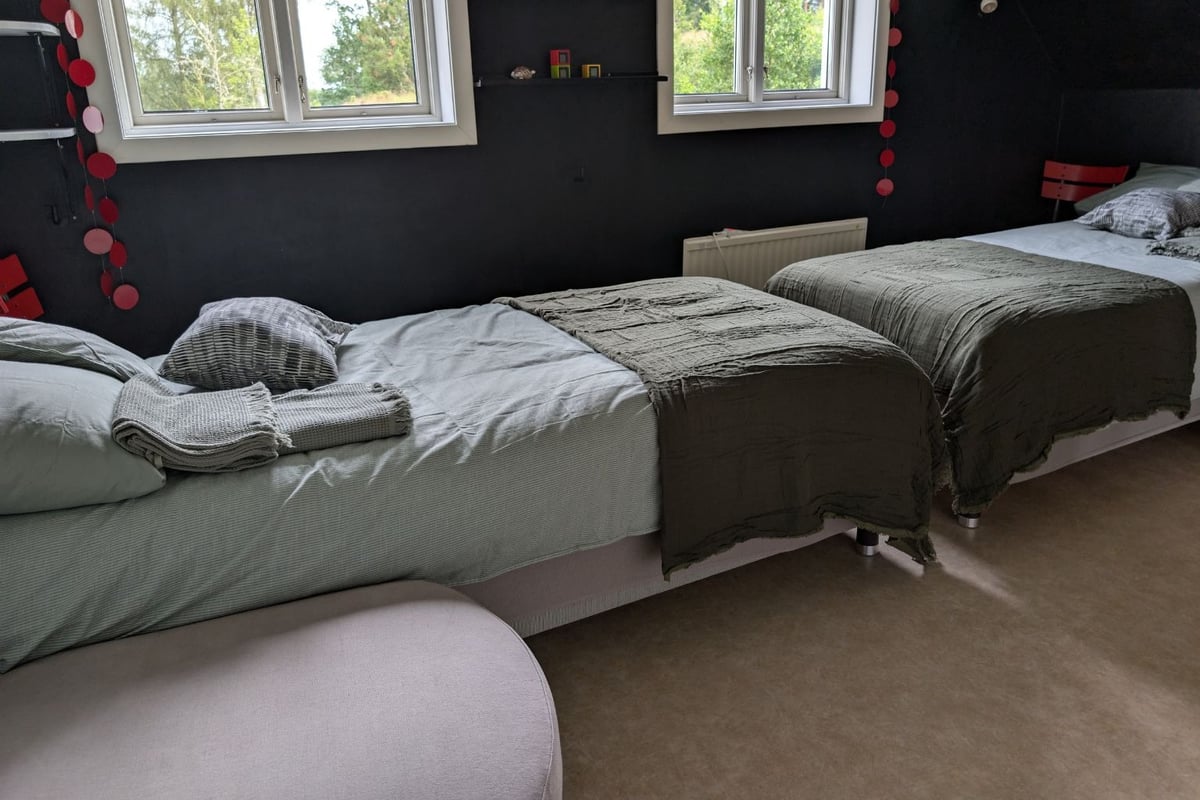 Gavelrummet med två bäddade sängar