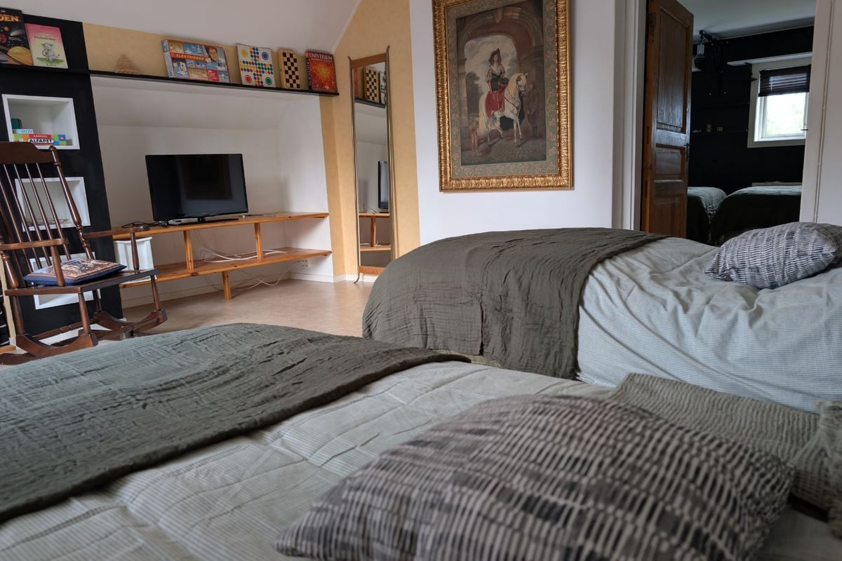 Öppen sovyta med bokhylla och sängar